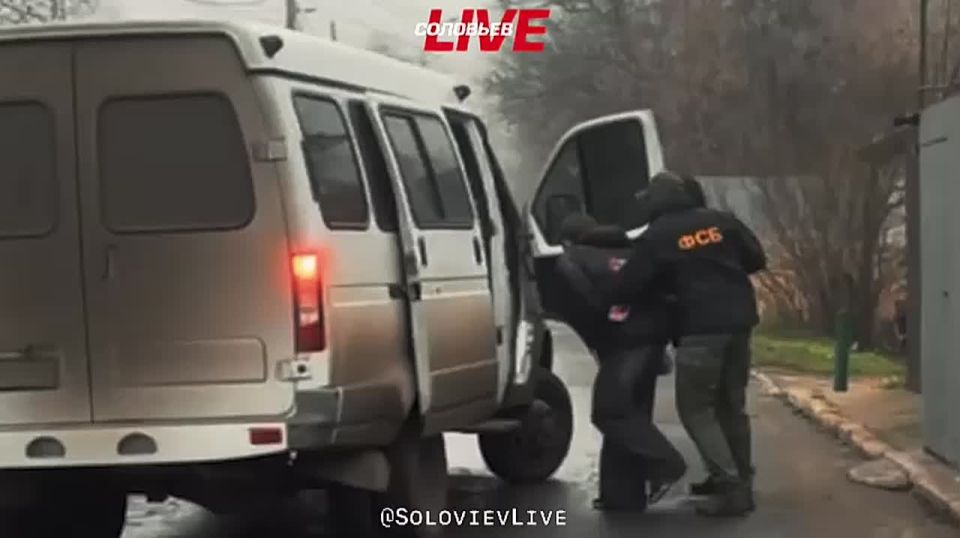 ФСБ задержала в Мариуполе летнего подростка по подозрению в поджоге вышки сотовой связи