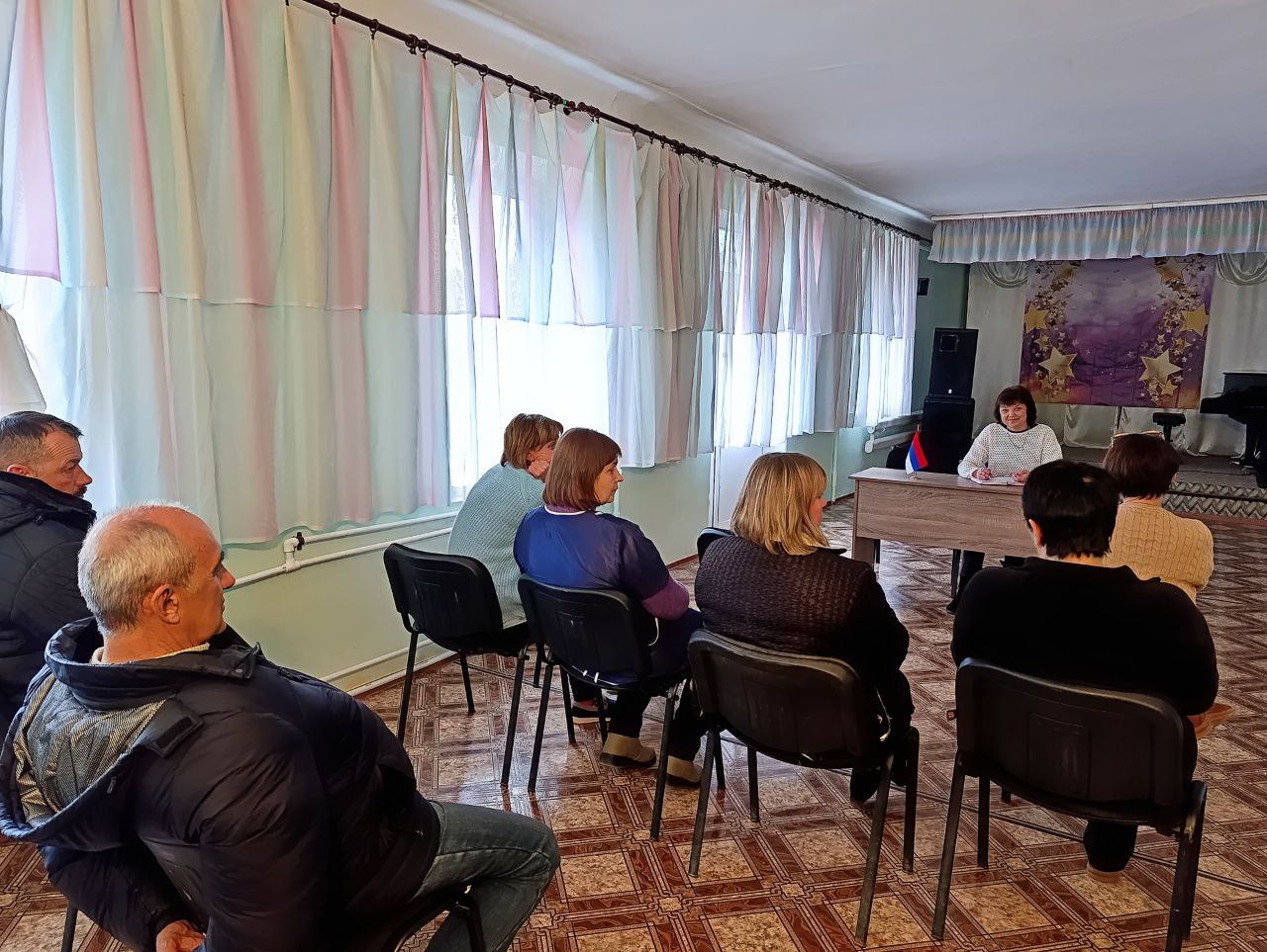 Заместитель главы администрации Амвросиевского муниципального округа Елена Крюкова провела встречу с трудовым коллективом Новоамвросивской школы искусств