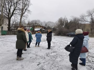 Сегодня, 16 декабря, депутат Макеевского городского совета первого созыва Алена Трякина провела встречу с жителями пгт Красный Октябрь возле детской площадки