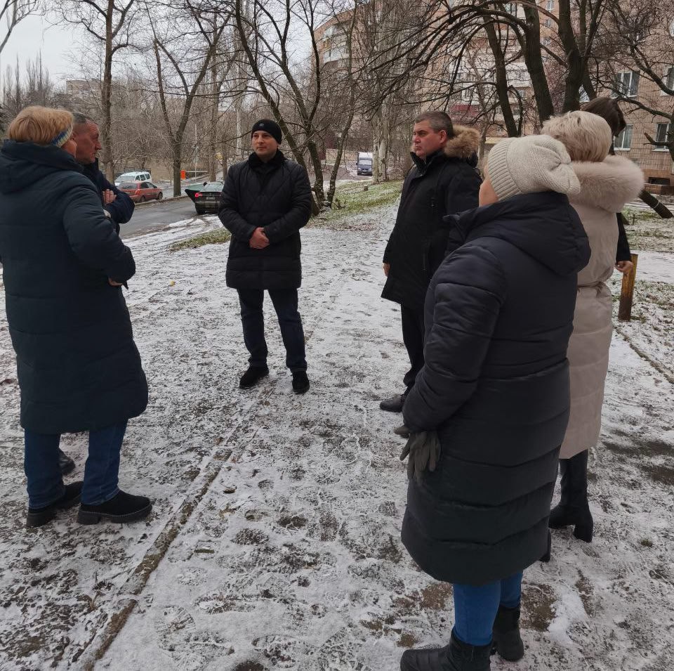 Юрий Атаманов: Совместно с Андреем Евтеевым, первым заместителем руководителя Управы Ворошиловского внутригородского района провели сход граждан с жителями бульвара Школьный