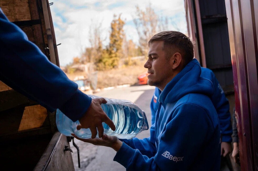 Почти 2 млн литров воды доставили волонтеры жителям ДНР за год