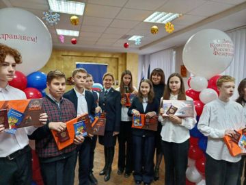 Сотрудники полиции вручили подросткам паспорта