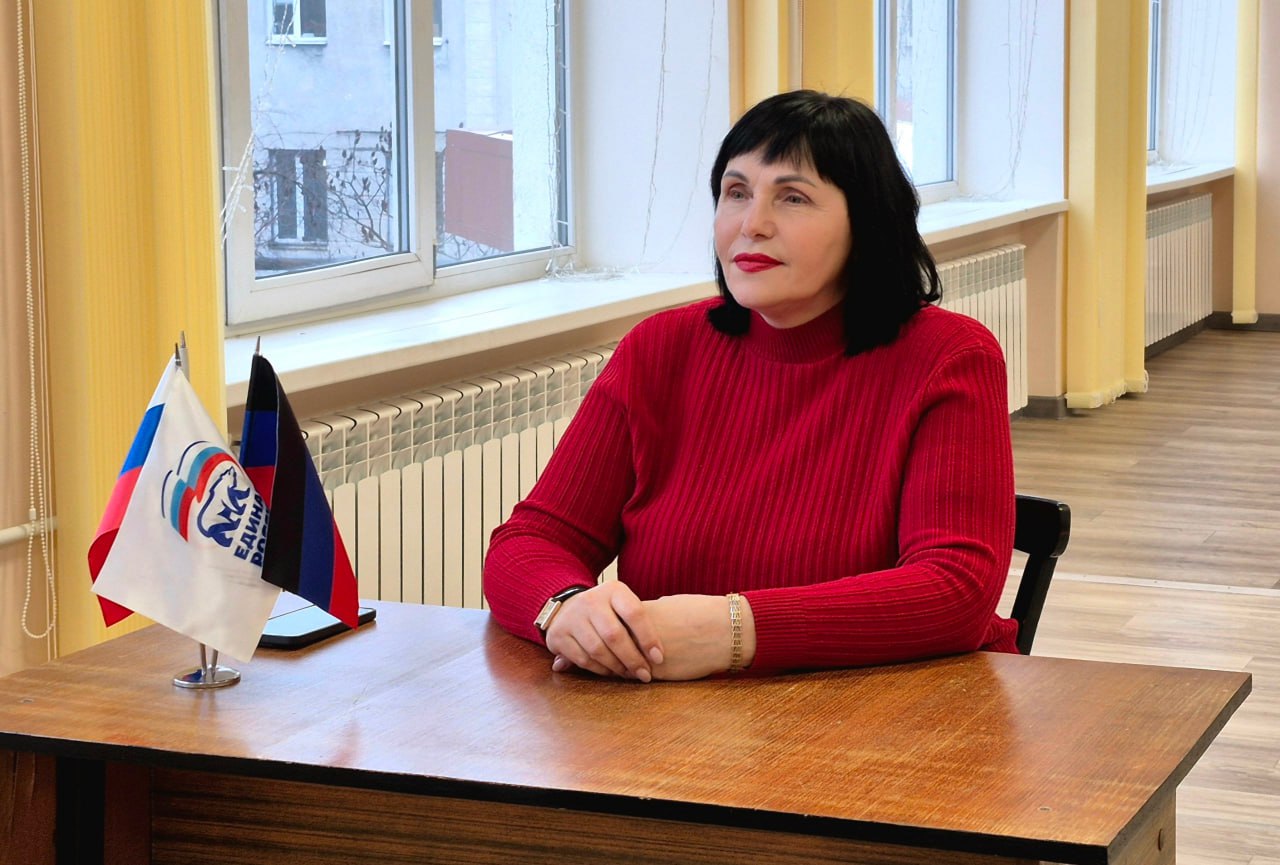 17 декабря 2025 г. заместитель главы администрации городского округа Дебальцево Оксана Викторовна Козлова провела встречу с трудовым коллективом центра детского и юношеского творчества