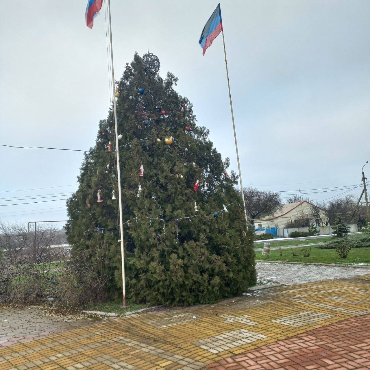 Новогоднее настроение!. В преддверии зимних праздников, 16 декабря, в поселке Ялта состоялось праздничное мероприятие по украшению главной новогодней ели