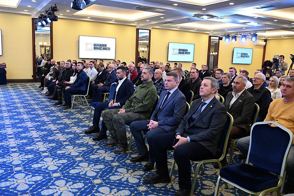 Глава ДНР Денис Пушилин наградил представителей российских регионов, которые восстанавливают муниципалитеты Республики