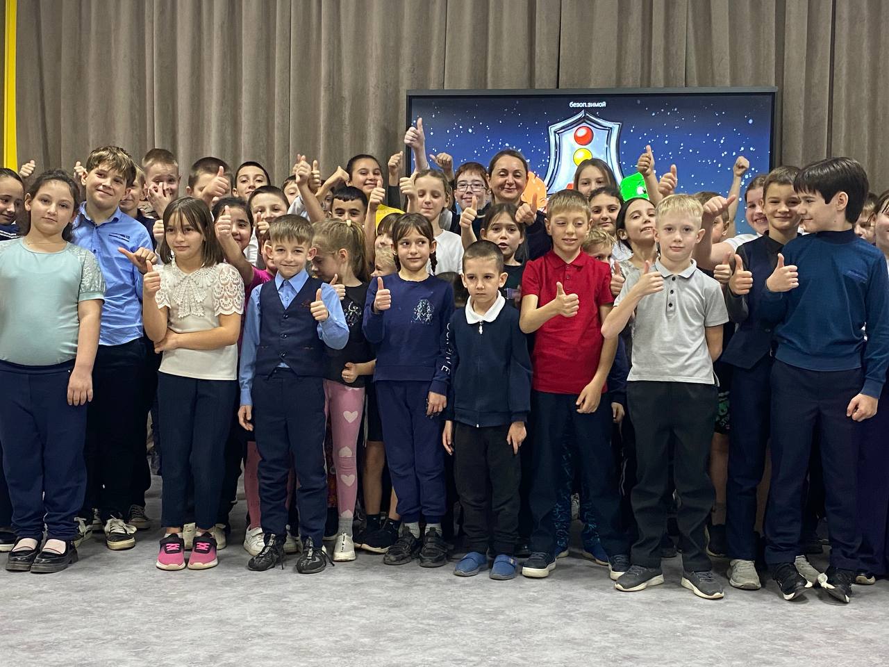 Сотрудники Госавтоинспекции Мангуша провели профилактическую беседу по БДД со школьниками