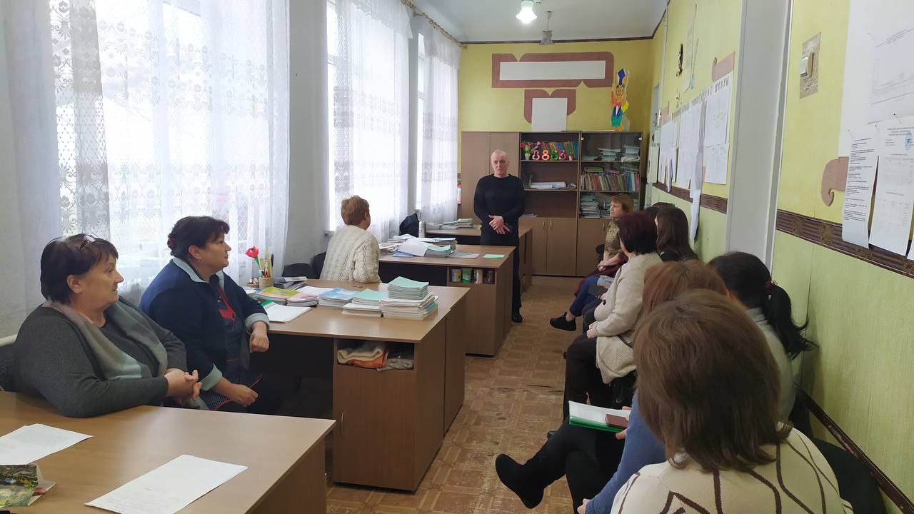 Начальник Андреевского территориального отдела Администрации Тельмановского округа провёл встречу с коллективом школы в пгт