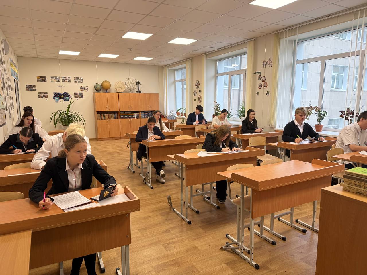 В начале месяца одиннадцатиклассники Тельмановской гимназии написали свою первую серьезную работу — итоговое сочинение (изложение)