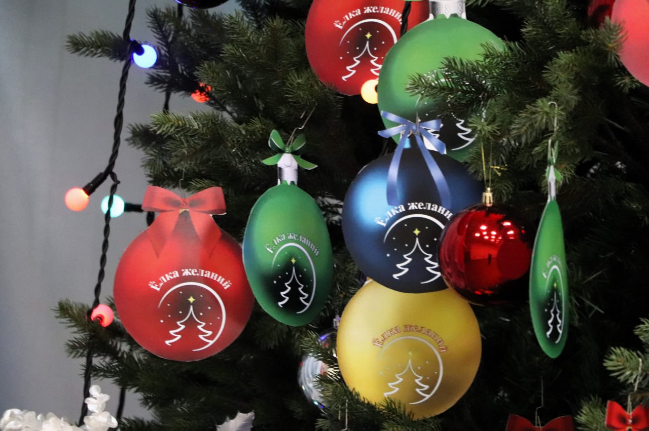 Игорь Мартынов: Открытие «Ёлки желаний». 16 декабря в фойе второго этажа культурно-досугового центра имени 40-летия Победы администрации городского округа Енакиево прошло открытие социального проекта «Ёлка желаний»