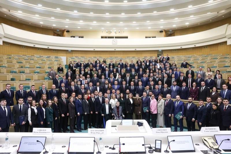 Пленарное заседание Палаты молодых законодателей при Совете Федерации для молодых парламентариев со всей страны — это не просто статусная встреча, а точка входа для формирования реальных решений
