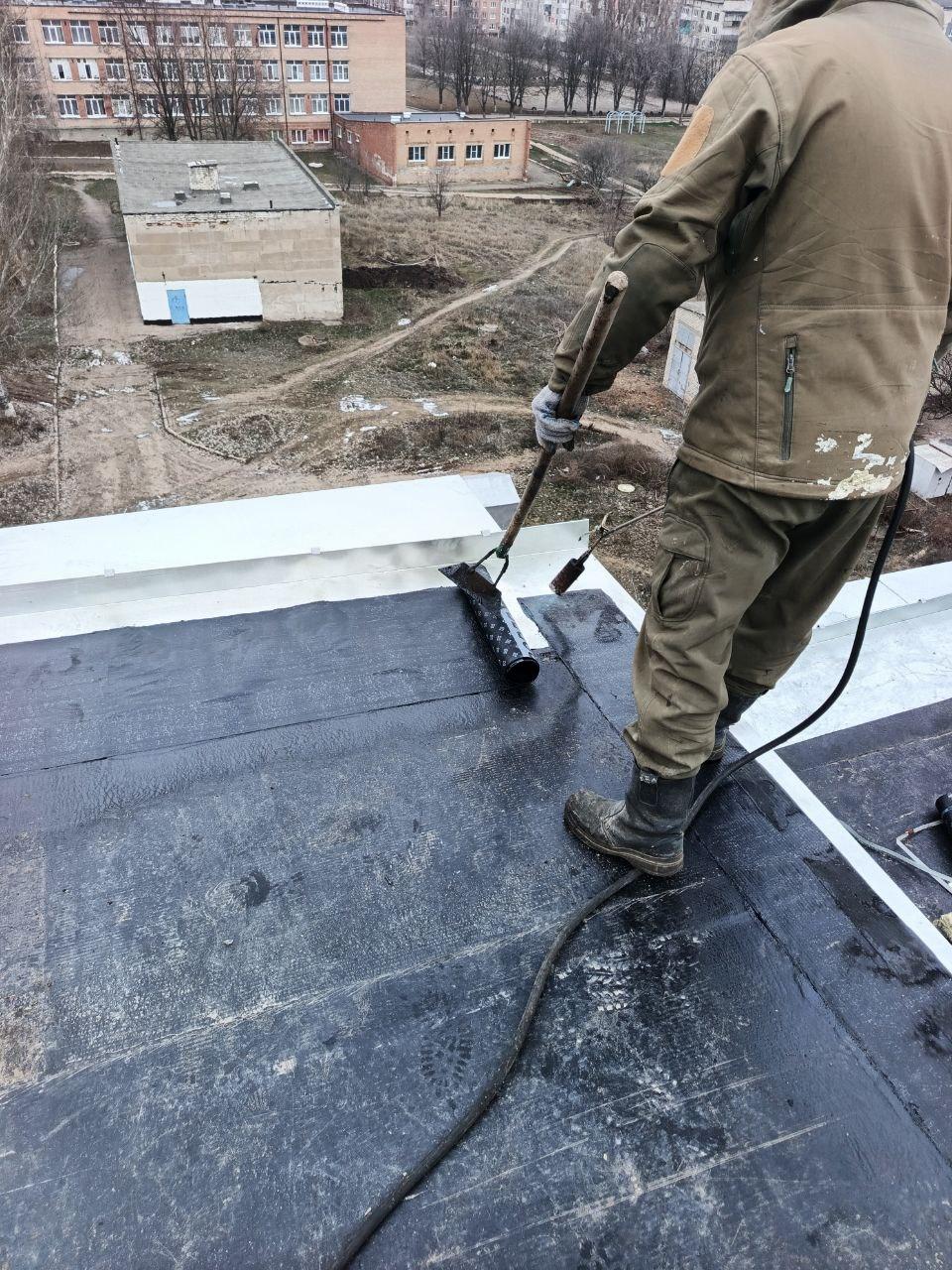 Нижегородские подрядчики продолжают обновление кровли дома в Харцызске