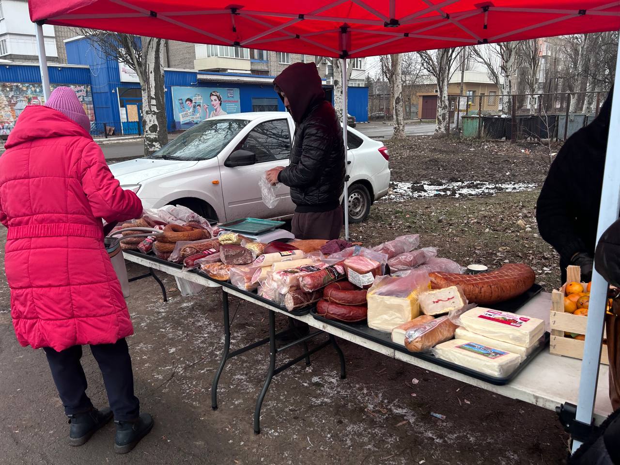 Александр Пеняев: 17.12.2025г. сотрудниками отдела торговли, бытового и транспортного обслуживания администрации Ясиноватского муниципального округа, в целях предотвращения несанкционированной торговли на территории округа...