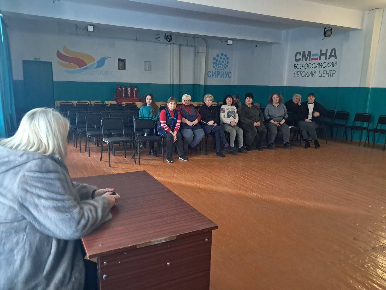 Заведующий Мирненским территориальным сектором Администрации Тельмановского округа провела встречу с трудовым коллективом школы в пгт