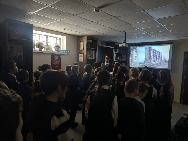 В Мариуполе сотрудники полиции организовали школьникам посещение музея