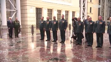 11111Сегодня Путин вручил медали "Золотая Звезда" российским военным, участвовавшим в освобождении Северска