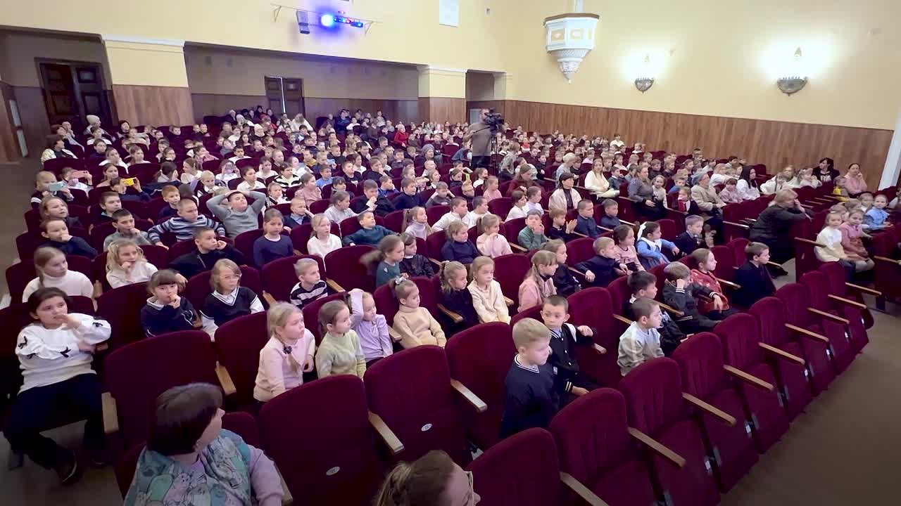 Николай Михайлов: Губернатор Забайкальского края вручил новогодние подарки школьникам Старобешевского округа