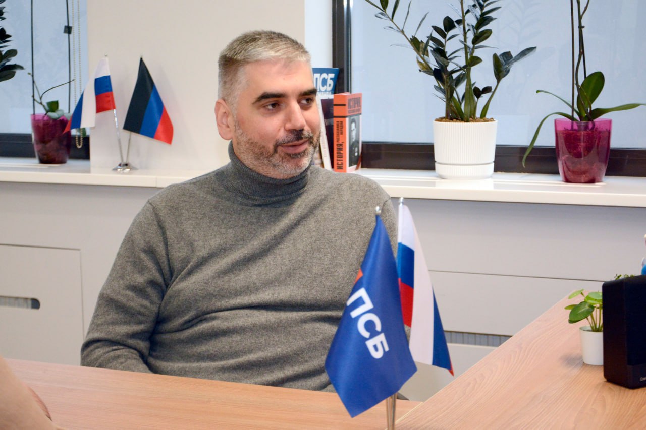 Рабочая встреча с ПСБ. Заместитель Председателя Народного Совета ДНР Алексей Дорофеев обсудил с управляющей офисом «Суворов» банка ПСБ работу банка в регионе