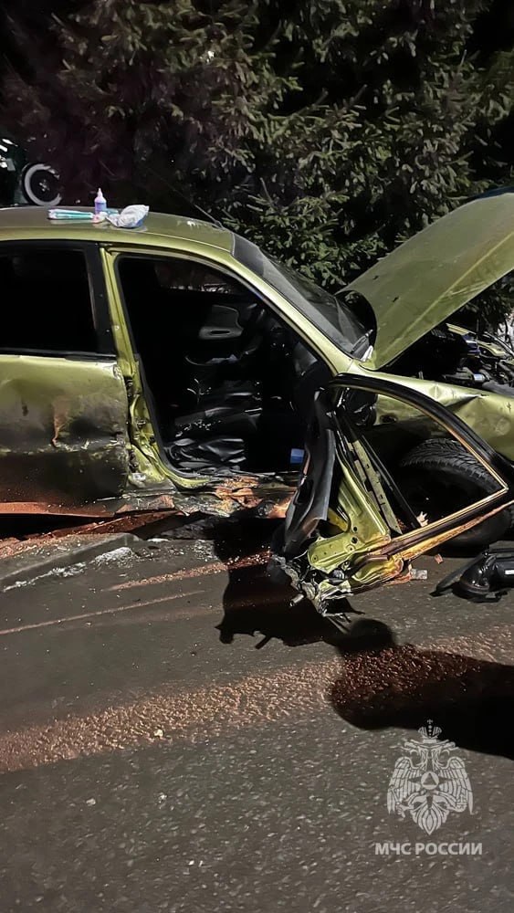 Спасатели вытащили женщину из покореженного автомобиля в Макеевке