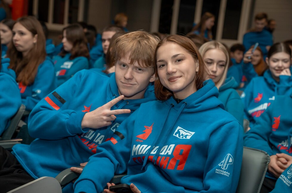 Возрождать дома и души: как молодежь ДНР помогает жителям освобожденных земель