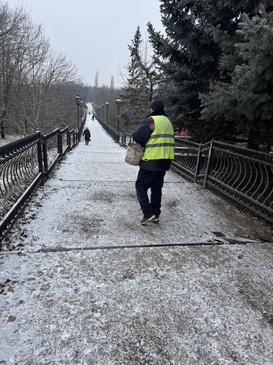 Александр Пеняев: С заботой об округе.. На 17.12.2025 г. сотрудниками МУП "ЭКОС" выполнены следующие виды работ: Продолжены работы по утеплению ёмкостей для воды на территории округа Выравнивание стойки знака по ул....
