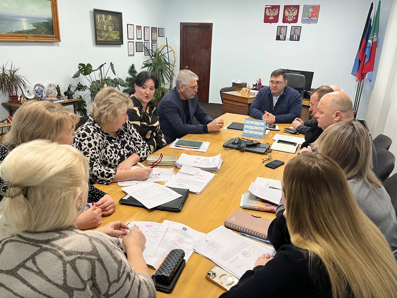 Василий Овчаров: Сегодня, 17 декабря, провел оперативное совещание по рабочим вопросам с участием заместителей Главы и руководителей структурных подразделений Администрации округа