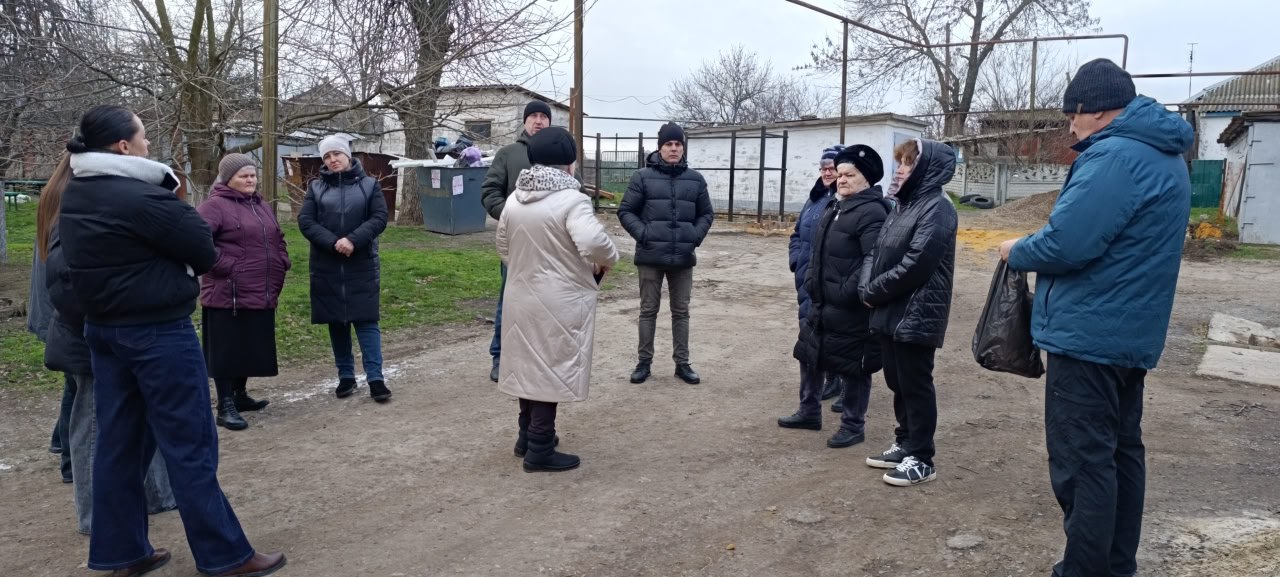 Заместитель главы администрации Старобешевского муниципального округа Михаил Ольмезов провел сход граждан поселка Старобешево по ул. Почтовая 3