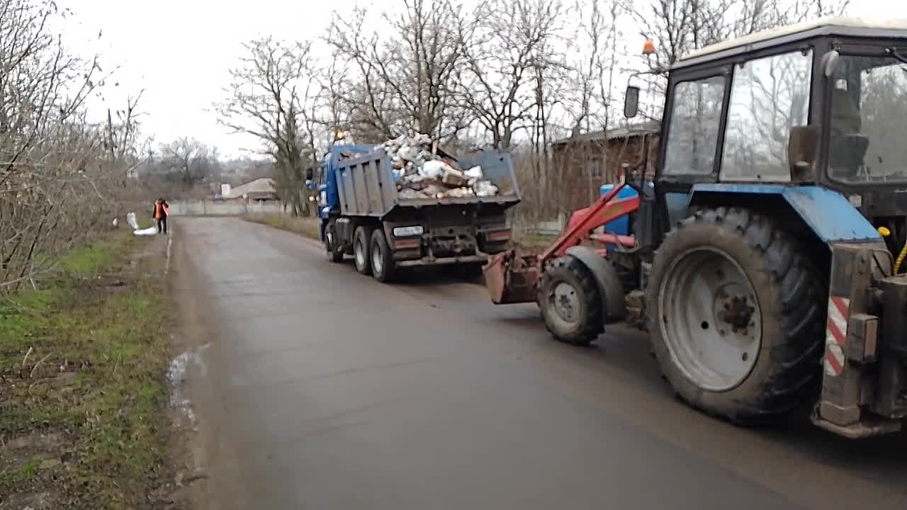 В Кировском внутригородском районе продолжаются работы по санитарному содержанию территории