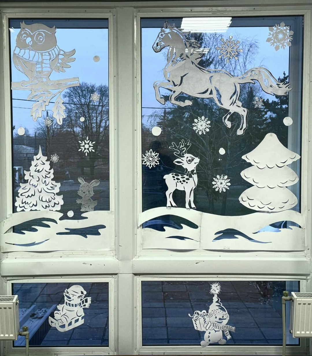 "Белая бумажная сказка на окне"