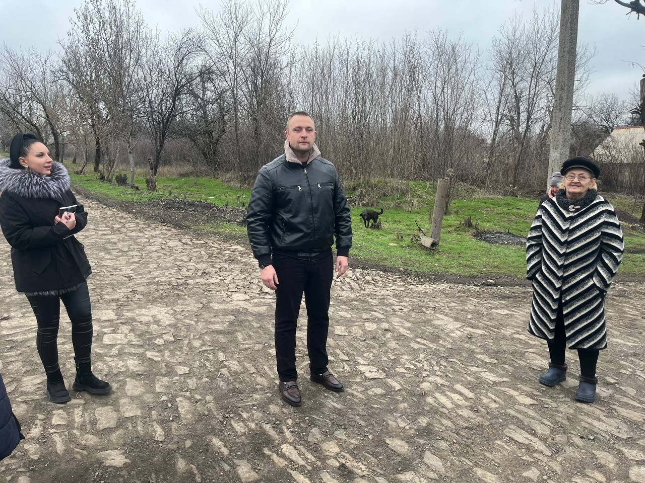 Первый заместитель главы Администрации городского округа Харцызск Олег Захаров провел встречу с жителями в пгт Широкое по ул. Первомайская