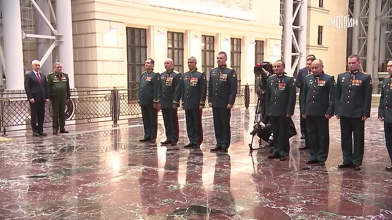 11111Сегодня Путин вручил медали "Золотая Звезда" российским военным, участвовавшим в освобождении Северска