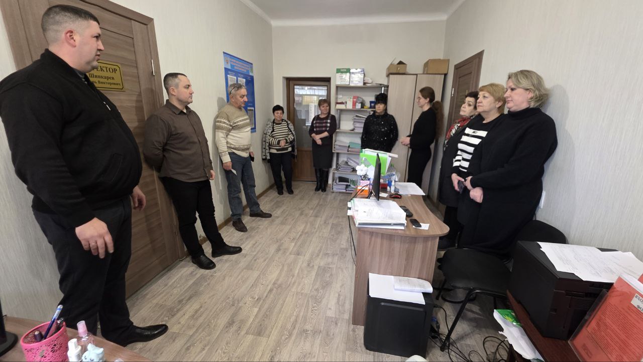 17 декабря заместитель главы администрации городского округа Торез Александр Люлькович провел встречу с трудовым коллективом Торезского филиала Единого регионального фонда управления МКД ДНР