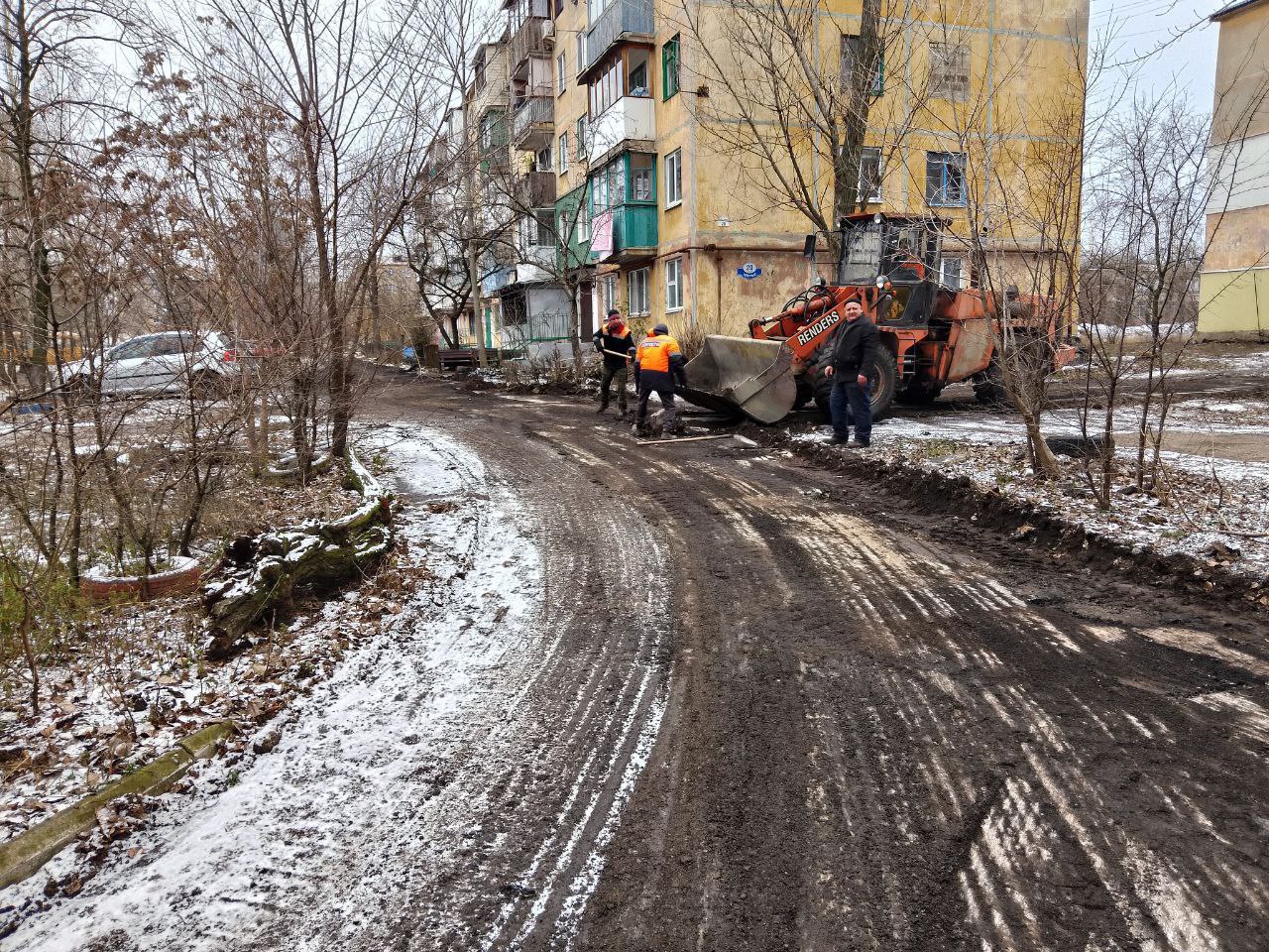 Сегодня, 17 декабря, подрядной организацией продолжаются работы по ремонту асфальтового покрытия внутриквартальных дорог возле домов №№ 5, 20, 21, 22, 23, 24 на квартале Северный