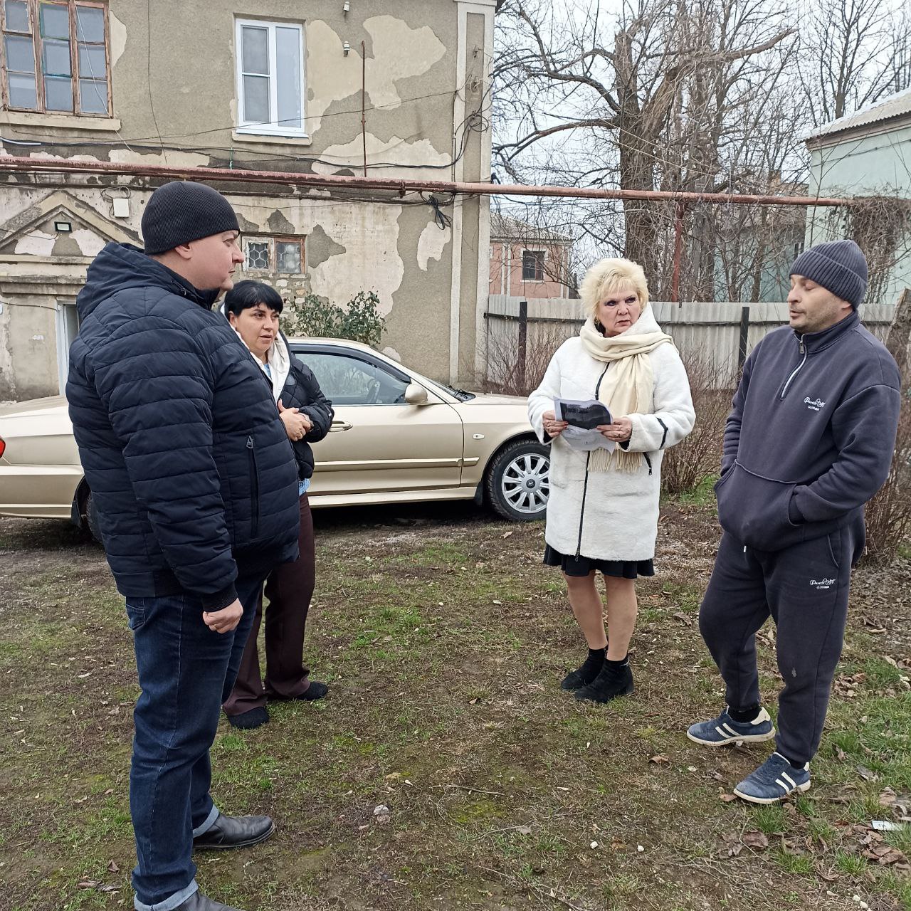 Начальник Амвросиевского территориального отдела Светлана Тимофеева провела встречу с жителями дома № 14 по улице Фрунзе в городе Амвросиевка