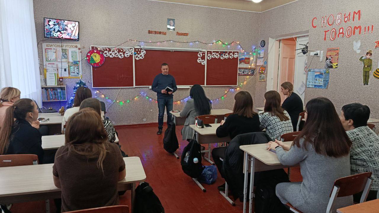 18 декабря депутат Макеевского городского совета Донецкой Народной Республики первого созыва Андрей Зотеевпровел встречу с трудовым коллективом Основной школы № 80