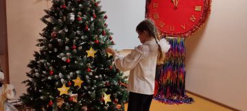 В ГБОУ "Школа №2 г.о. Дебальцево" прошла игровая программа «Зажигаем звезды», ко Дню Святого Николая