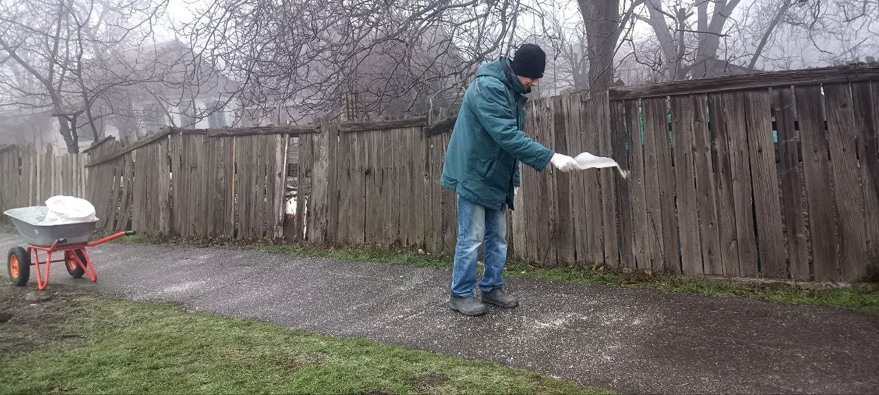 В Кировском следят за состоянием автомобильных дорог и тротуаров в зимний период