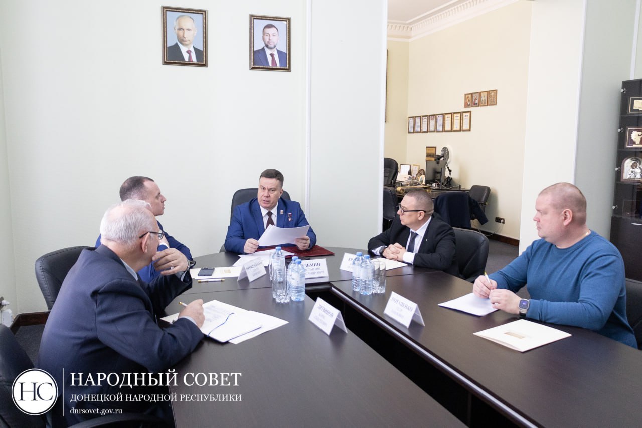 Константин Кузьмин: Обсудили организацию работы парламента, работу на закрепленных за депутатами округах на совещании с коллегами