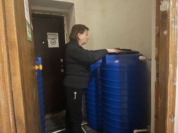 Роман Конев: 18 декабря 2025 года депутаты Горловского городского совета от фракции «Единая Россия» – Светлана Евсеенко, Сергей Медведев и Павел Калфакчиян развезли воду и посетили места подвоза воды