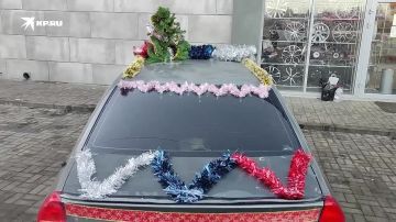 Один из первых новогодне украшенных автомобилей в Мариуполе привлекает внимание своим убранством