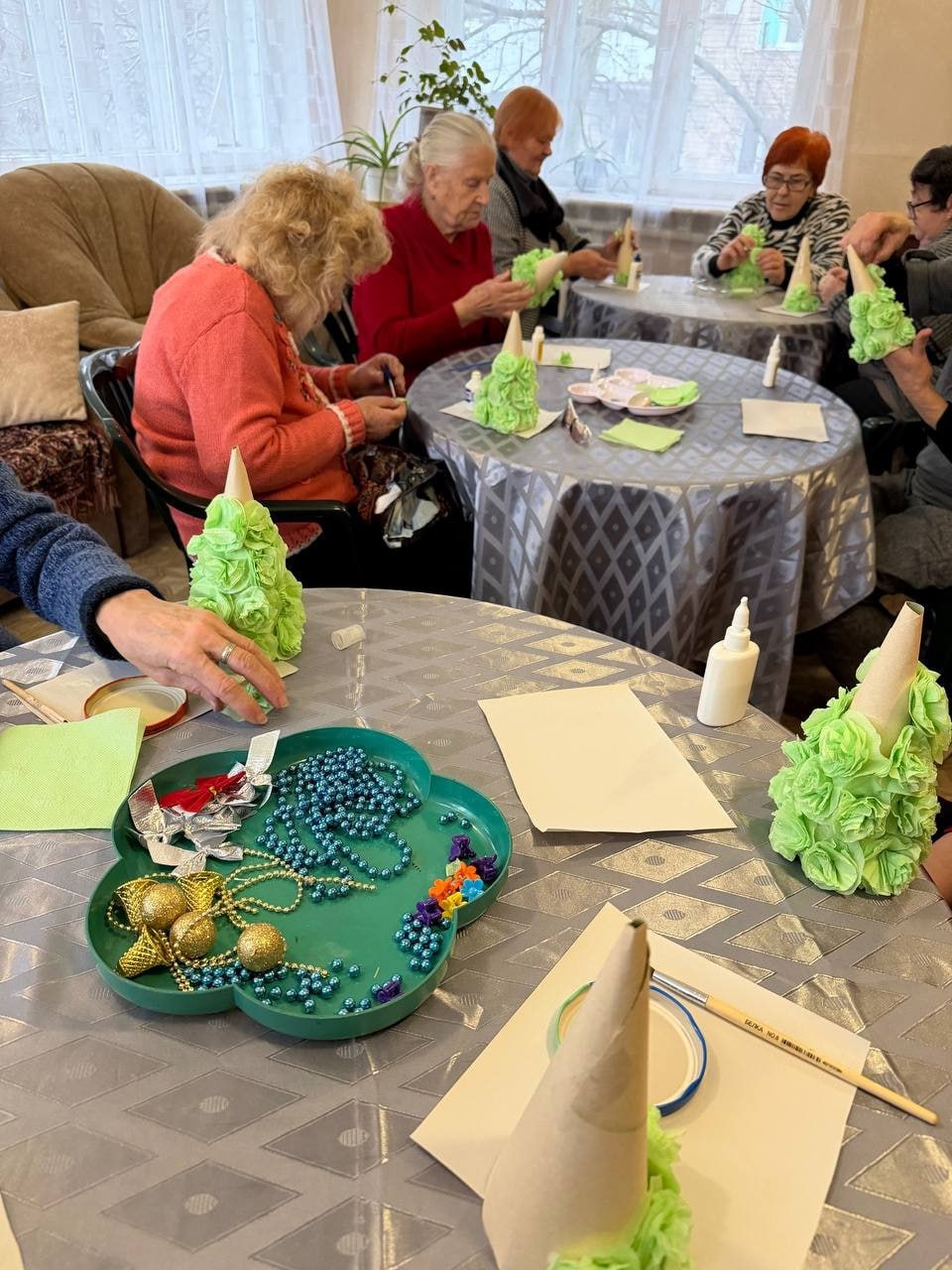 Волшебство своими руками: Новогодние елочки в «Творческой мастерской»