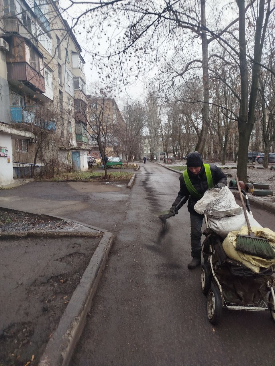 Александр Шатов: В Шахтерске проводятся работы по посыпке придомовых территорий