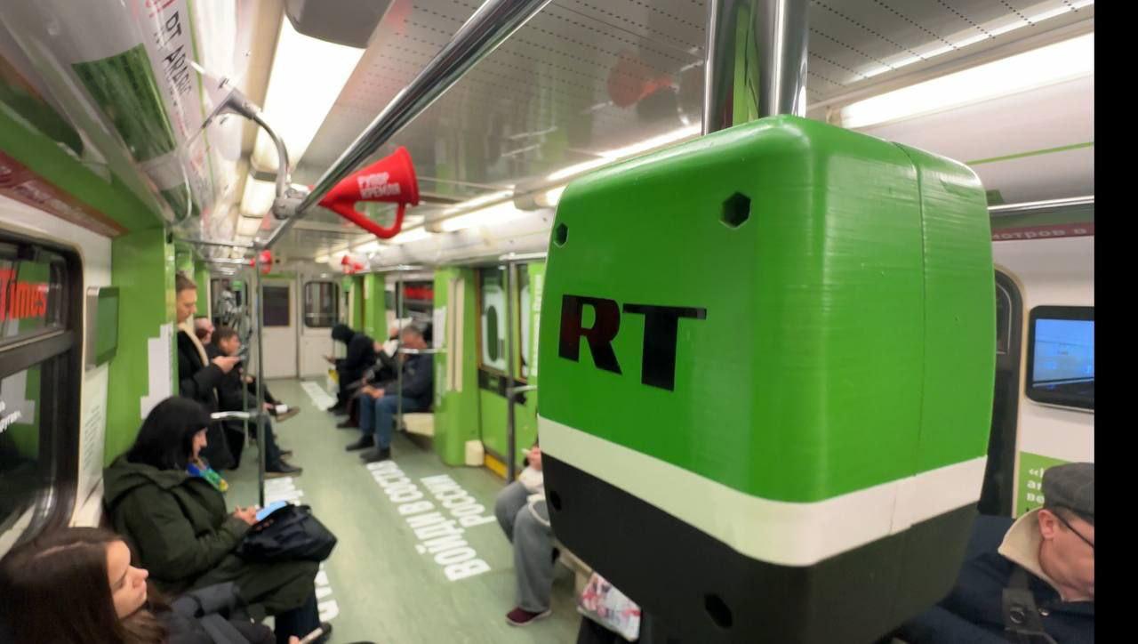 Так выглядит фирменный поезд RT в московском метро изнутри