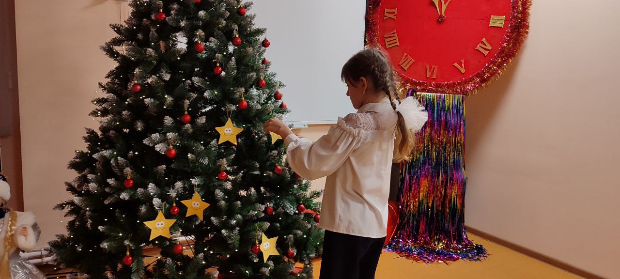 В ГБОУ "Школа №2 г.о. Дебальцево" прошла игровая программа «Зажигаем звезды», ко Дню Святого Николая