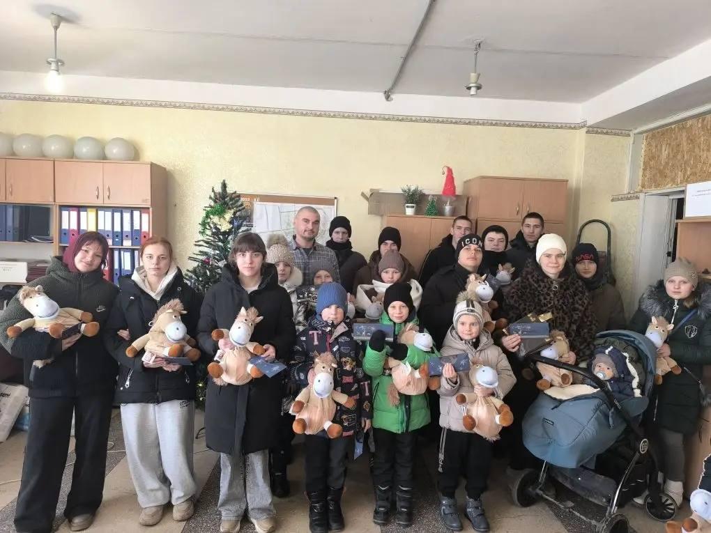 Представители Чукотского автономного округа подарили праздник детям Новолуганского в преддверии Нового года