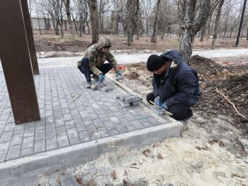 Якутия продолжает работу по благоустройству части территории городского парка в Докучаевске