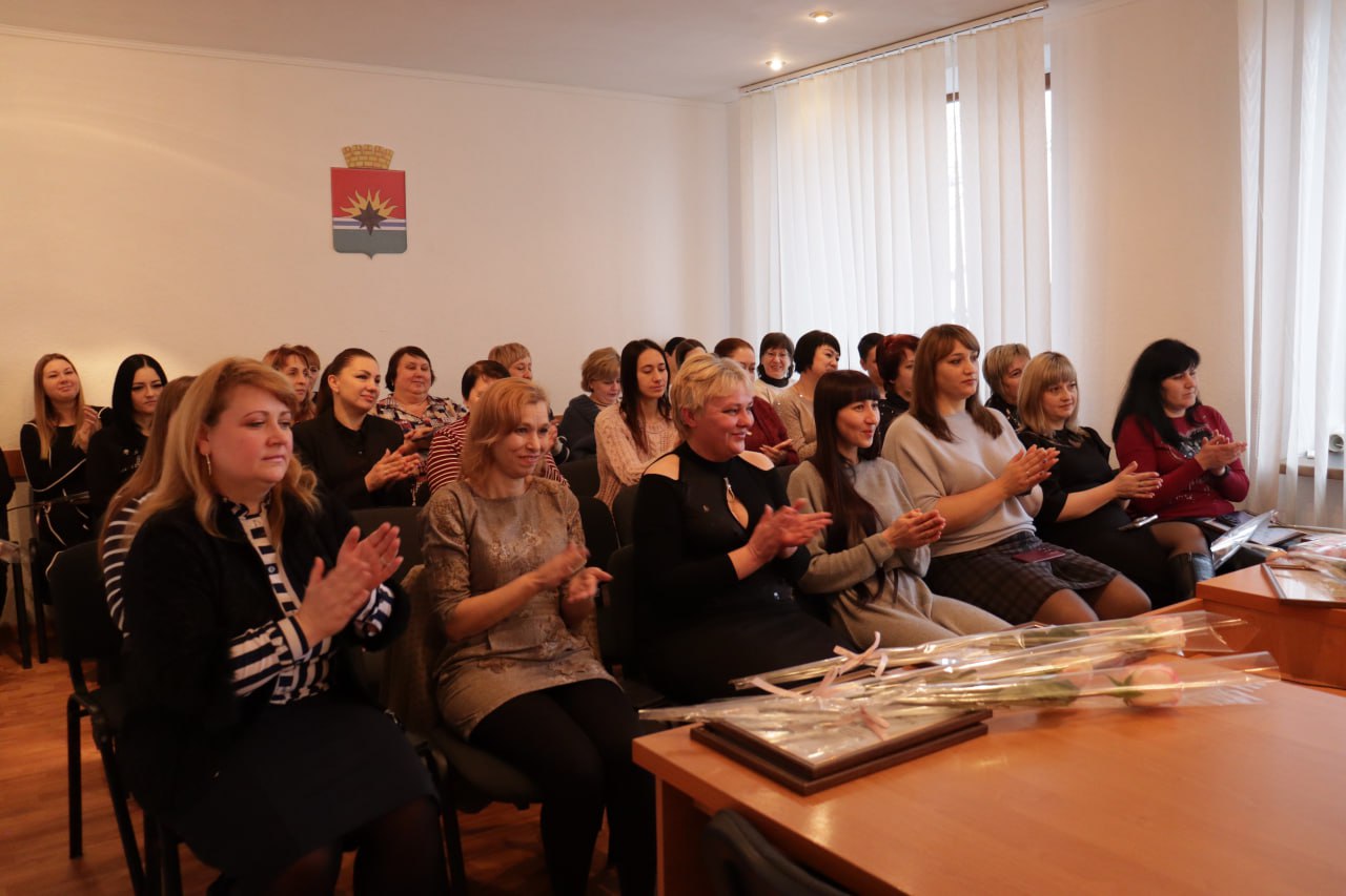 ДЕНЬ БУХГАЛТЕРА. В четверг, 18 декабря 2025 года, в малом зале администрации городского округа Торез состоялось торжественное мероприятие, приуроченное к празднованию Дня бухгалтера Донецкой Народной Республики