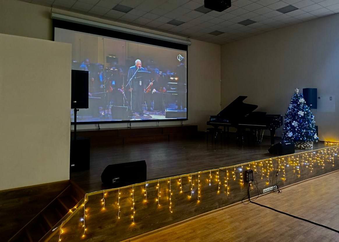 Сегодня, 18 декабря, ученики и преподаватели ДШИ «Симфония Приморья» погрузились в мир сказки и музыки благодаря трансляции Виртуального концертного зала