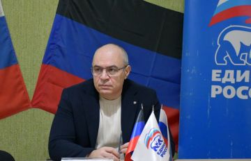 Сегодня в общественной приёмной Всероссийской политической партии «Единая Россия» г. Светлодарск первый заместитель главы администрации городского округа Дебальцево Максим Владимирович Вельма провёл приём граждан