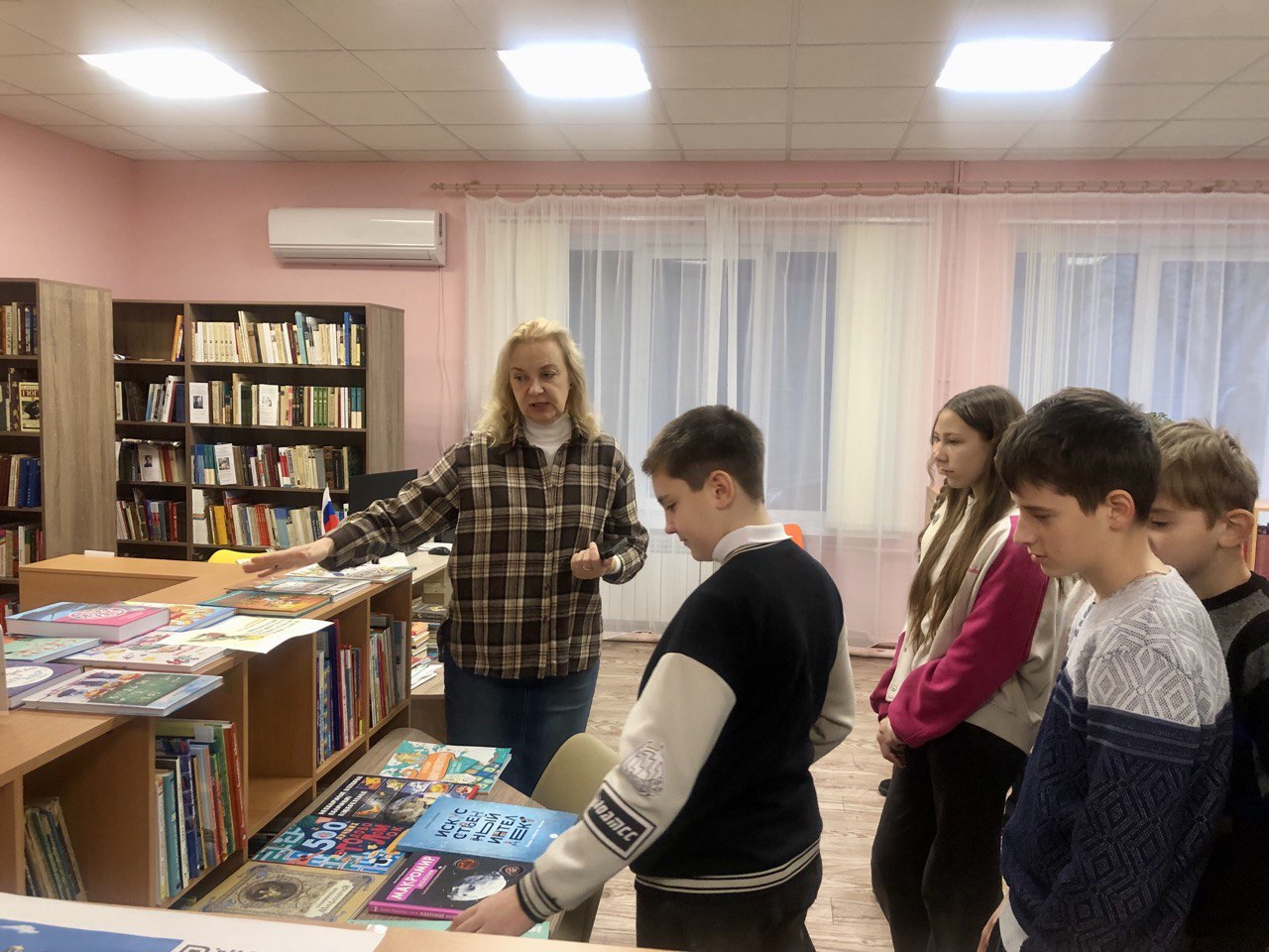 Экскурсия в мир знаний. Специалисты ГКУ «Дебальцевский городской центр занятости» организовали для учащихся школы № 4 экскурсию в центральную городскую библиотеку