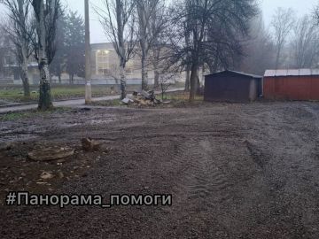 Временные меры приняты!. Специалисты отсыпали щебнем дорогу к 150-й школе Донецка